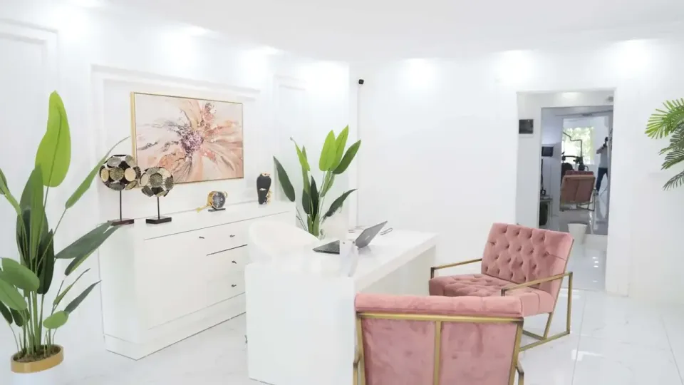 Dt. Ezgi Aydın ve muayenehaneden çalışma detayları